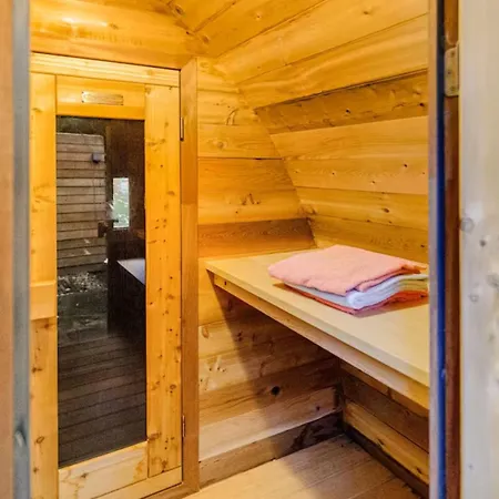 Westvleugel Luxe - 100 M2 - 5-8 Persons - Sauna - Whirlpools Oss