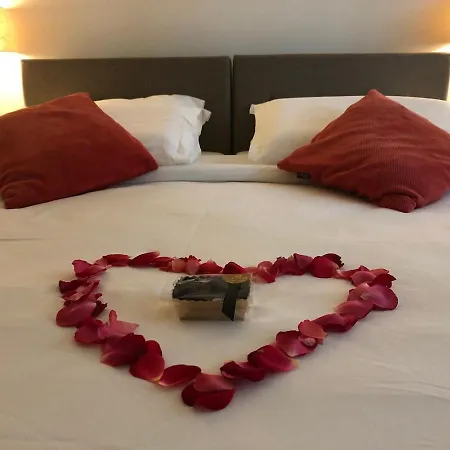 Westvleugel Luxe - 100 M2 - 5-8 Persons - Sauna - Whirlpools * Oss