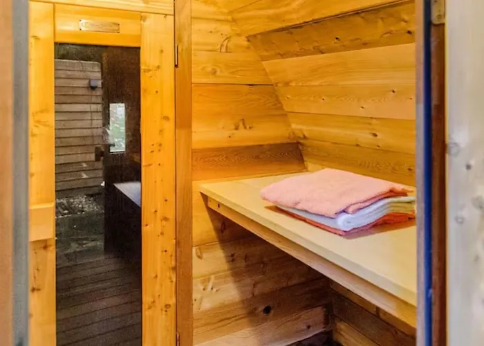 Westvleugel Luxe - 100 M2 - 5-8 Persons - Sauna - Whirlpools Oss