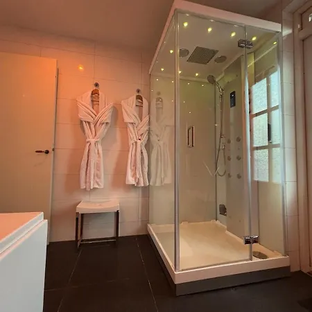 Westvleugel Luxe - 100 M2 - 5-8 Persons - Sauna - Whirlpools Apartamento